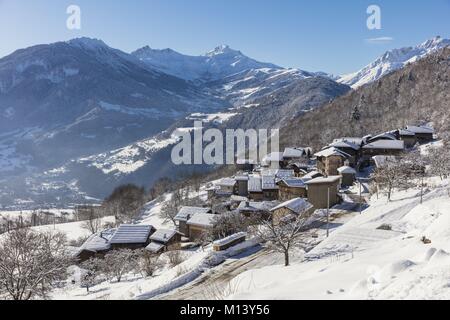 Francia, Savoie, La Lechere, Valle Tarentaise, vista di Valmorel ski area e Le Cheval Noir (2832m) e il Grand Pic della Lauzière (2829m) poiché la frazione di Molençon Foto Stock