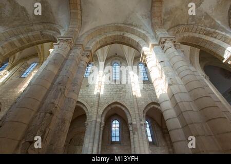 Francia, Loiret, Valle della Loira sono classificati come patrimonio mondiale dall' UNESCO, Saint Benoit sur Loire, abbazia benedettina di Saint Benoit chiamato anche abbazia di Fleury, la navata centrale Foto Stock