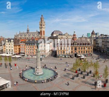 Francia, Nord, Lille, Place du General de Gaulle o Grand Place con la statua della dea sulla sua colonna e la torre campanaria e la vecchia borsa Foto Stock
