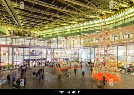 Francia, Parigi, il quartiere di Les Halles, il Forum e l'albero di Natale sotto la tettoia Foto Stock