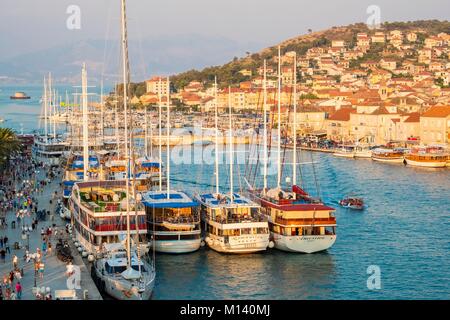 Croazia, Dalmazia centrale, costa dalmata, Trogir, Centro Storico elencati come patrimonio mondiale dall' UNESCO, Dockside Caicco escursione Foto Stock