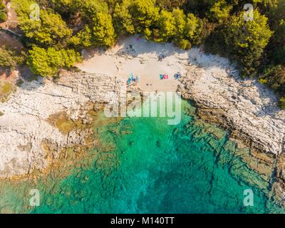 Croazia, Dalmazia Settentrionale, costa dalmata, arcipelago di Zadar, Dugi Otok, creek nei pressi di Veli Rat faro (vista aerea) Foto Stock