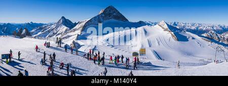 Austria, Tirolo, Zillertal, Hintertux, sul ghiacciaio Hintertuxer Gletscher, gli sciatori al vertice, 3250 metri, inverno Foto Stock