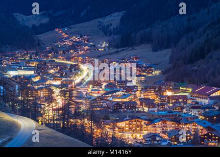 Austria, Tirolo, Otztal, Solden, elevati vista città, inverno Foto Stock