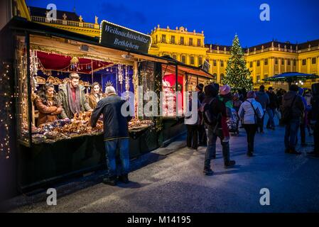 Austria, Vienna, al Palazzo di Schonbrunn, Mercato di Natale, sera Foto Stock