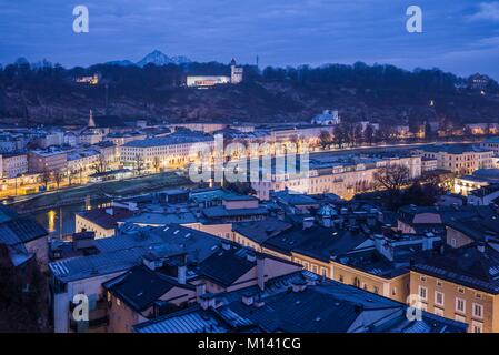 Austria salisburghese, Salisburgo, Museum der Moderne Monchsberg, museo di arte moderna, sopra lo skyline della città, dawn, inverno Foto Stock