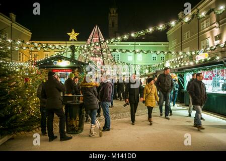 Austria salisburghese, Salisburgo, Mercato di Natale, Domplatz Foto Stock