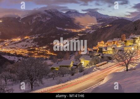 Francia, Savoie, Aigueblanche, Valle Tarentaise, vista del Cheval Noir (2832m) poiché navate Foto Stock