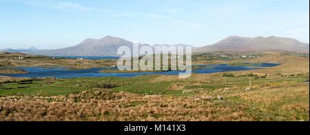 L'Irlanda, nella contea di Galway, Tully, Tully Lago, sinistra è Croagh Patrick Montagna in background, immerso nel porto di Killary Fjord e il Mweelrea montagne, destra è il Parco Nazionale del Connemara, Twelve Bens Montagne Foto Stock