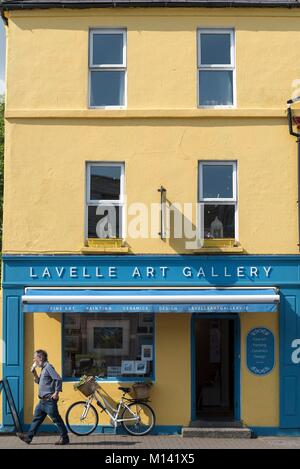L'Irlanda, nella contea di Galway, Clifden, Main Street Foto Stock