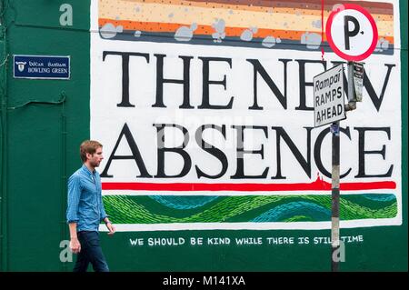 L'Irlanda, nella contea di Galway e Galway, pub, murale in Bowling Green Street Foto Stock