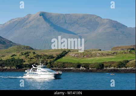 L'Irlanda, nella contea di Galway, Killary Harbour, nave da crociera e kayak da mare Foto Stock