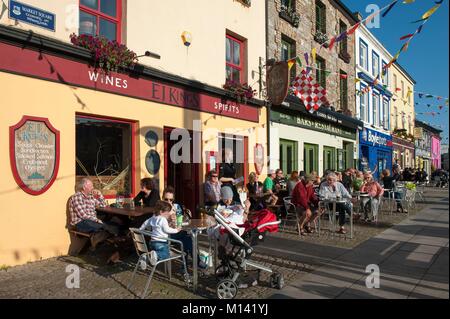 L'Irlanda, nella contea di Galway, Clifden, Clifden Terrazza Millenium Square Foto Stock