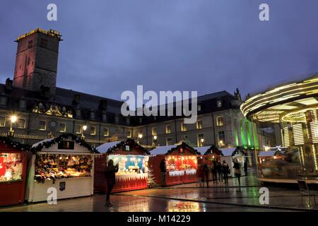 Francia, Cote d o, Dijon, old town elencati come patrimonio mondiale dall UNESCO,Place de la Libération, Palazzo dei Duchi e membri di Borgogna Philippe le Bon torre datata XV secolo, il Municipio, il mercatino di Natale, villaggio per bambini, giostra Foto Stock