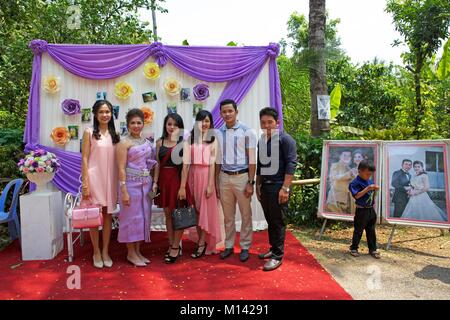 Cambogia, Battambang, foto riprese di un gruppo di amici invitati a una festa di nozze in un villaggio di campagna Foto Stock