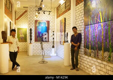 Cambogia, Battambang, giovani pittori cambogiano nella residenza di artisti e galleria Romcheik 5 spazio d'arte Foto Stock
