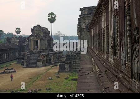 Cambogia Angkor, elencato come patrimonio mondiale dall'UNESCO, i turisti in visita a Angkor Wat, il più grande tempio della vecchia città Khmer di Angkor Thom Foto Stock