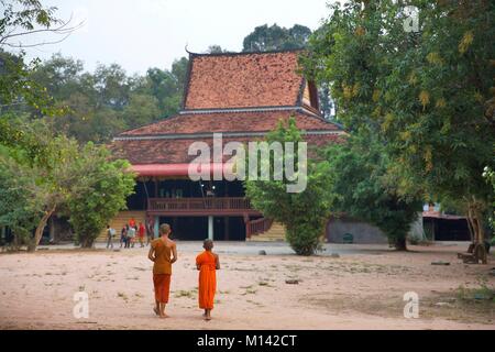 Cambogia Angkor, elencato come patrimonio mondiale dall' UNESCO, bambini monaci tornare indietro a piedi in un monastero buddist nei pressi di Angkor Wat bacino, il più grande tempio della vecchia città Khmer di Angkor Thom Foto Stock