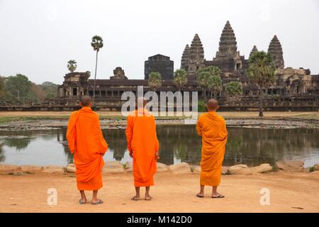 Cambogia Angkor, elencato come patrimonio mondiale dall UNESCO, buddist monaci in abiti dello zafferano di fronte di Angkor Wat, il più grande tempio della vecchia città Khmer di Angkor Thom Foto Stock