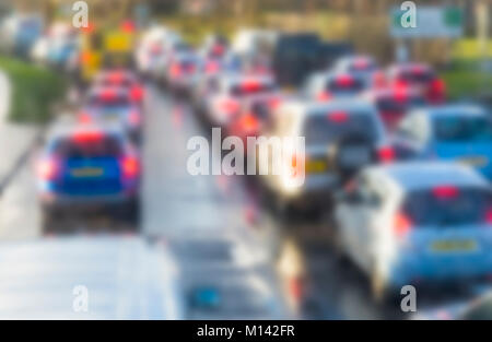 Impressioni di code di traffico, veicoli automobili bloccato in un ingorgo, a Bournemouth Dorset Regno Unito nel gennaio Foto Stock