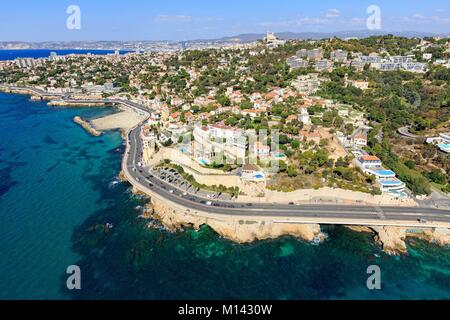 Francia, Bouches du Rhone, Marsiglia, Roucas Blanc distretto, Endoume Harbour, Profeta's Beach, Pointe du Roucas, Corniche JF Kennedy, Notre Dame de la Garde basilica in background Foto Stock