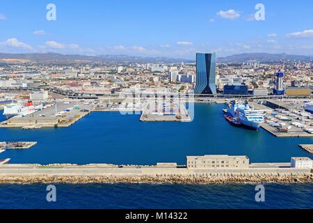 Francia, Bouches du Rhone, Marsiglia, zona euromediterranee, Marsiglia Grand Port, Mole de l'Mattatoio, bacino Arenc, La Digue du grandi, Charbons wharf, quartiere Arenc e la torre di CMA CGM, architetto Zaha Hadid in background (vista aerea) Foto Stock