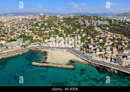 Francia, Bouches du Rhone, Marsiglia, Roucas Blanc distretto, Endoume Harbour, Profeta's Beach, Corniche JF Kennedy, Notre Dame de la Garde basilica in background Foto Stock