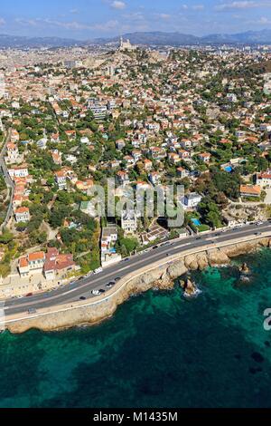 Francia, Bouches du Rhone, Marsiglia, Bompard distretto, Endoume road, Corniche JF Kennedy, Notre Dame de la Garde basilica in background (vista aerea) Foto Stock