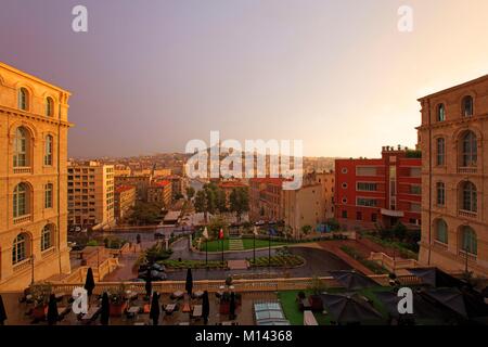 Francia, Bouches du Rhone, Marsiglia, zona euromediterranee, municipio distretto, Villeneuve Bargemon square, la cattedrale di Notre Dame de la Garde basilica dall'hotel Intercontinental, l'ex Hotel Dieu (XVI secolo). Foto Stock