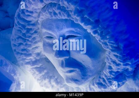 Francia, Savoie, Valle Tarentaise, il massiccio della Vanoise, archi 2000 ski resort, ritratto, il dettaglio di un tradizionale Inuit Scena di pesca nella neve parete del villaggio igloo galleria di scultura, durante la stagione invernale il 2017-2018 Foto Stock