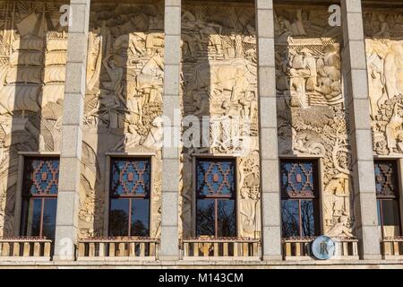 Francia, Parigi, Porte Doree, Palais de la Porte Doree e Musee de l'Histoire de l'immigrazione, bassorilievo di Alfred Janniot Foto Stock