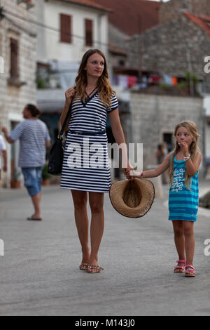 Madre e figlia in Verbosca sull isola di Hvar roatia Foto Stock
