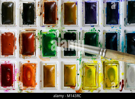 Background artistico dalla spazzola cosparso di vernice giace su una serie di acquerelli luminosi Foto Stock