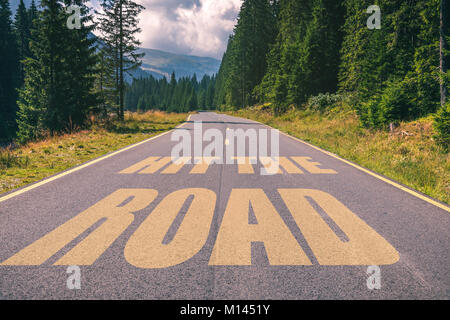 Colpire la strada parole sulla highway road in montagna Foto Stock
