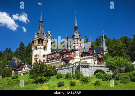 Il castello di Peles, Sinaia, Romania. Dato il suo valore storico e artistico, il castello di Peles è una delle più belle e importanti monumenti in Europa. Foto Stock