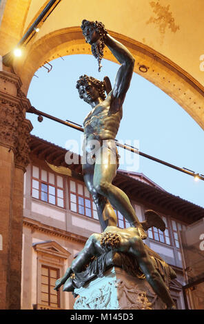 Palazzo Vecchio,Palazzo Vecchio,Loggia dei Lanzi,a destra fuori dalla galleria degli Uffizi,Benvenuto Cellini statua del Perseo con la testa di Medusa Foto Stock