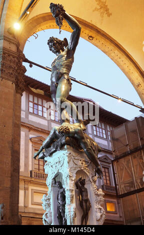 Palazzo Vecchio,Palazzo Vecchio,Loggia dei Lanzi,a destra fuori dalla galleria degli Uffizi,Benvenuto Cellini statua del Perseo con la testa di Medusa Foto Stock