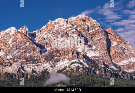 Paesaggio alpino con il Monte Antelao cime delle Dolomiti, Italia, Europa Foto Stock