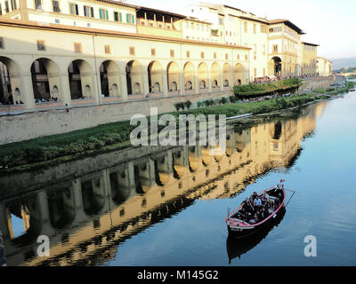 Gondola turistico,Arno,città vecchia di Firenze,Toscana,l'Italia,l'Europa,Galleria degli Uffizi Foto Stock