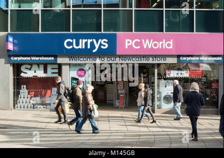 La gente camminare passato Currys e PC World shop front, Newcastle upon Tyne, England, Regno Unito Foto Stock