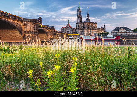 Dresden City skyline panorama al fiume Elba e Ponte di Augusto, Dresda, Sassonia, Germania Foto Stock