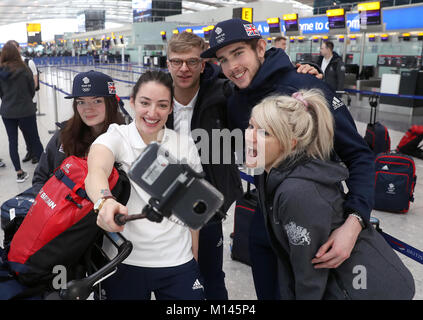 Gran Bretagna (da sinistra a destra) Kathryn Thomson, Charlotte Gilmartin, Joshua Cheetham, Farrell Treacy e Elise Christie scattare una foto quando arrivano all'aeroporto di Heathrow di Londra, per il team di partenza per Pyeongchang davanti al 2018 Giochi Olimpici Invernali. Foto Stock