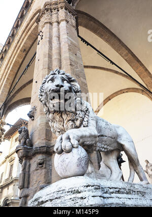 Lion scultura sulla Loggia dei Lanzi Museum al di fuori del Palazzo Vecchio in Piazza della Signoria a Firenze,Italia Foto Stock