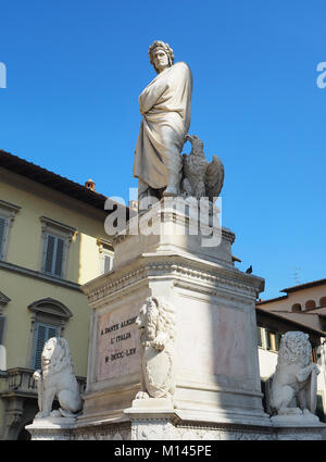 Europa,l'Italia,Toscana,Firenze Dante Alighieri statua,la chiesa di Santa Croce Foto Stock