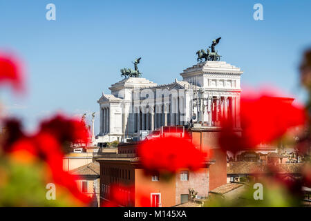 Bellissimo Altare della Patria (Altare della Patria, noto come il Monumento Nazionale a Vittorio Emanuele II o II Vittoriano ) al tramonto.famoso Roman Foto Stock