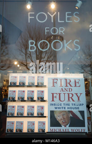 Michael Wolffe il libro best-seller su Donald Trump, incendio e Fury è in primo piano nella finestra di Foyles bookshop, il 17 gennaio 2018, nella Southbank, Londra, Inghilterra. Foto Stock