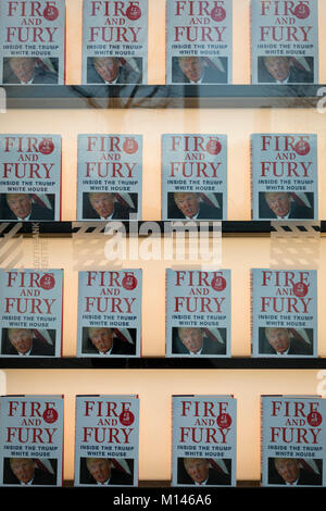 Michael Wolffe il libro best-seller su Donald Trump, incendio e Fury è in primo piano nella finestra di Foyles bookshop, il 17 gennaio 2018, nella Southbank, Londra, Inghilterra. Foto Stock