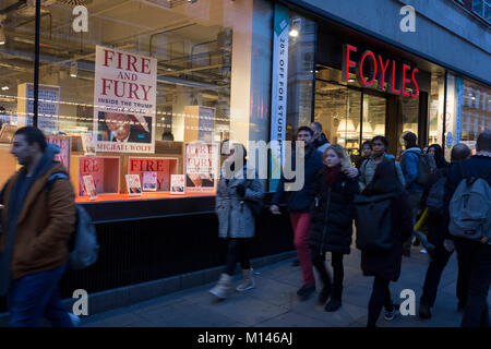 Michael Wolffe il libro su Donald Trump, incendio e Fury è presentato come un best-seller nella finestra di Foyles bookshop, il 15 gennaio 2018, su Charing Cross Road, Londra, Inghilterra. Foto Stock