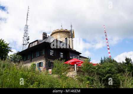 KAJOV, Repubblica Ceca - 12 agosto: la gente sulla più antica pietra ceca Lookout Tower - Josefs lookout tower a Mount Klet nella foresta Blansky il 12 agosto Foto Stock