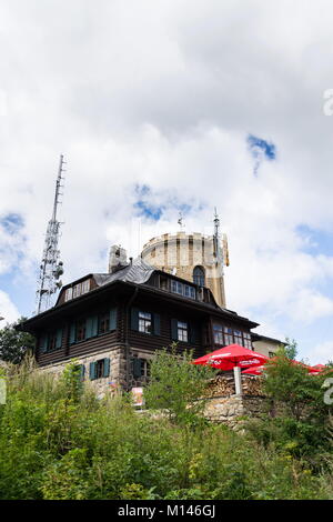 KAJOV, Repubblica Ceca - 12 agosto: la gente sulla più antica pietra ceca Lookout Tower - Josefs lookout tower a Mount Klet nella foresta Blansky il 12 agosto Foto Stock